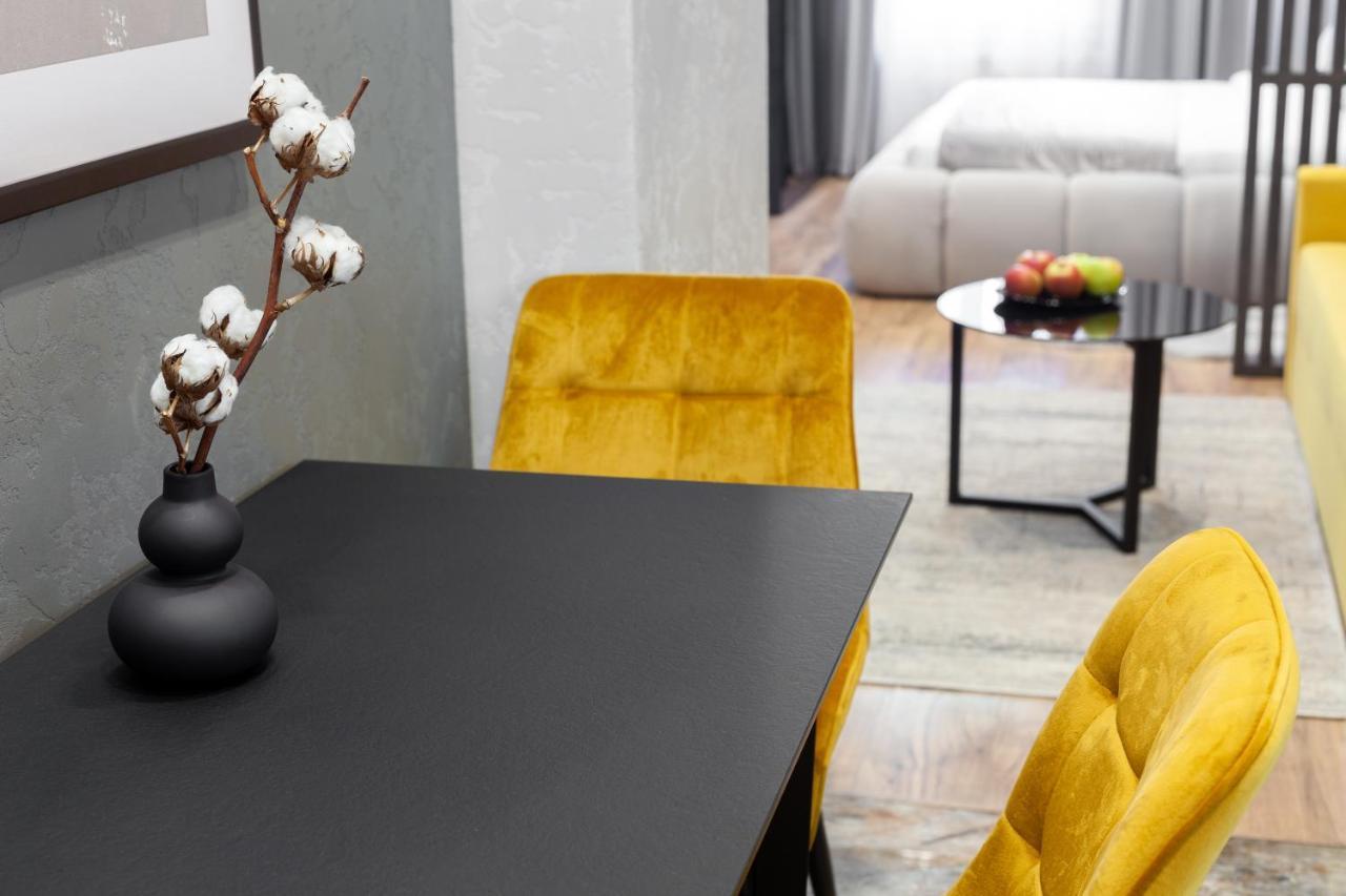 Dream Apartament On Drahomanova Street Lviv Bagian luar foto