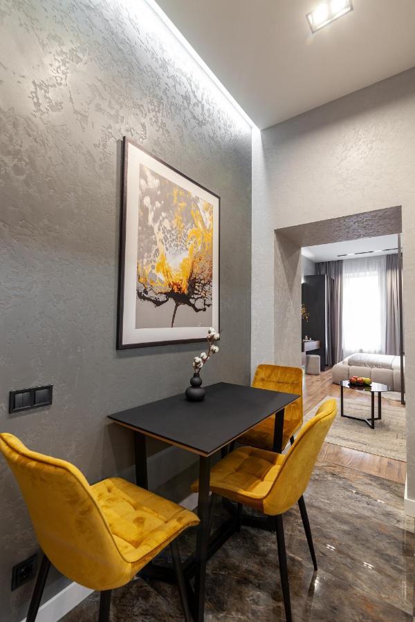 Dream Apartament On Drahomanova Street Lviv Bagian luar foto